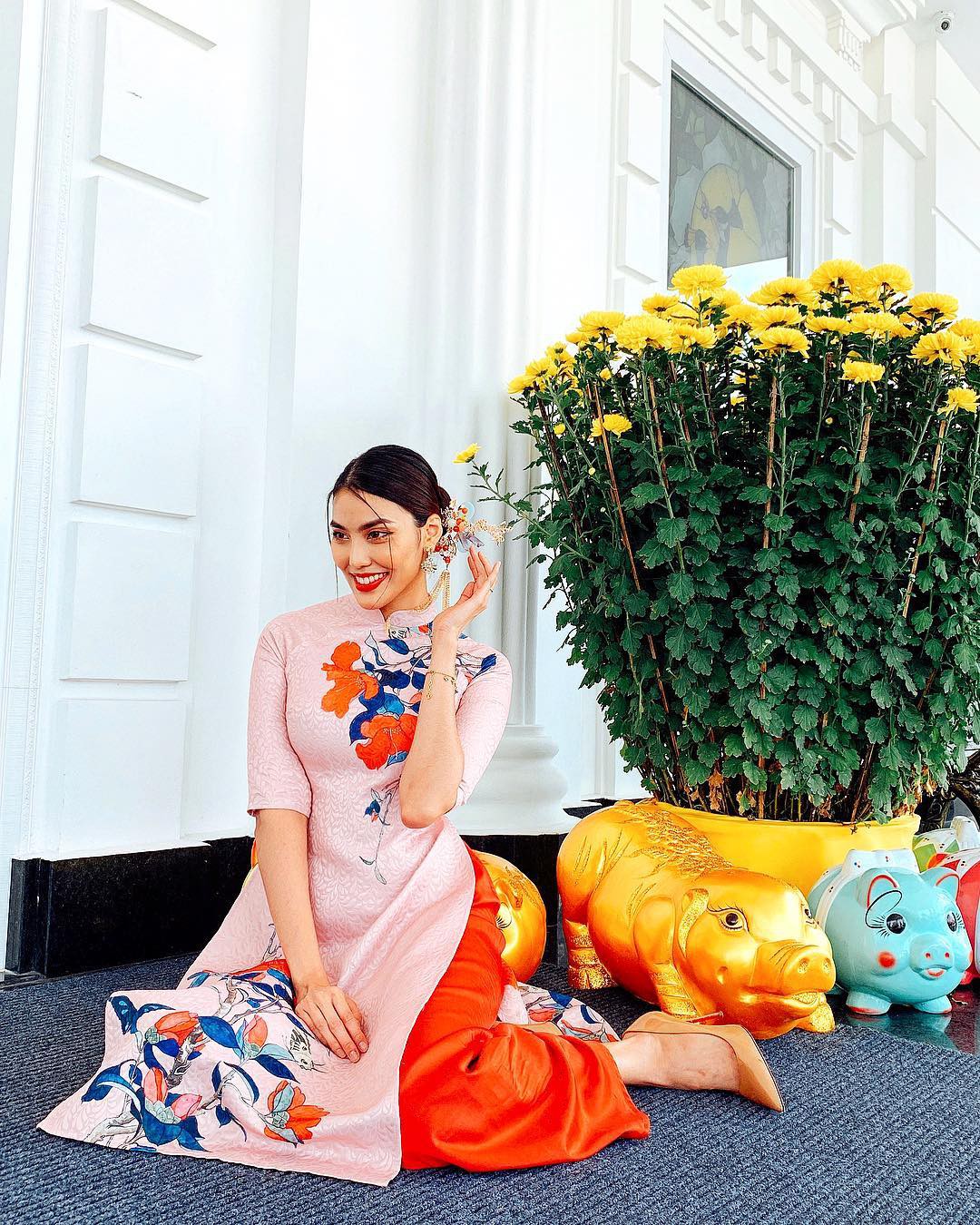 Mùng 1 Tết: Ngợp trời sao diện áo dài, nhưng nổi nhất là vợ chồng Hà Tăng và Lan Khuê với cơ ngơi dát vàng-3