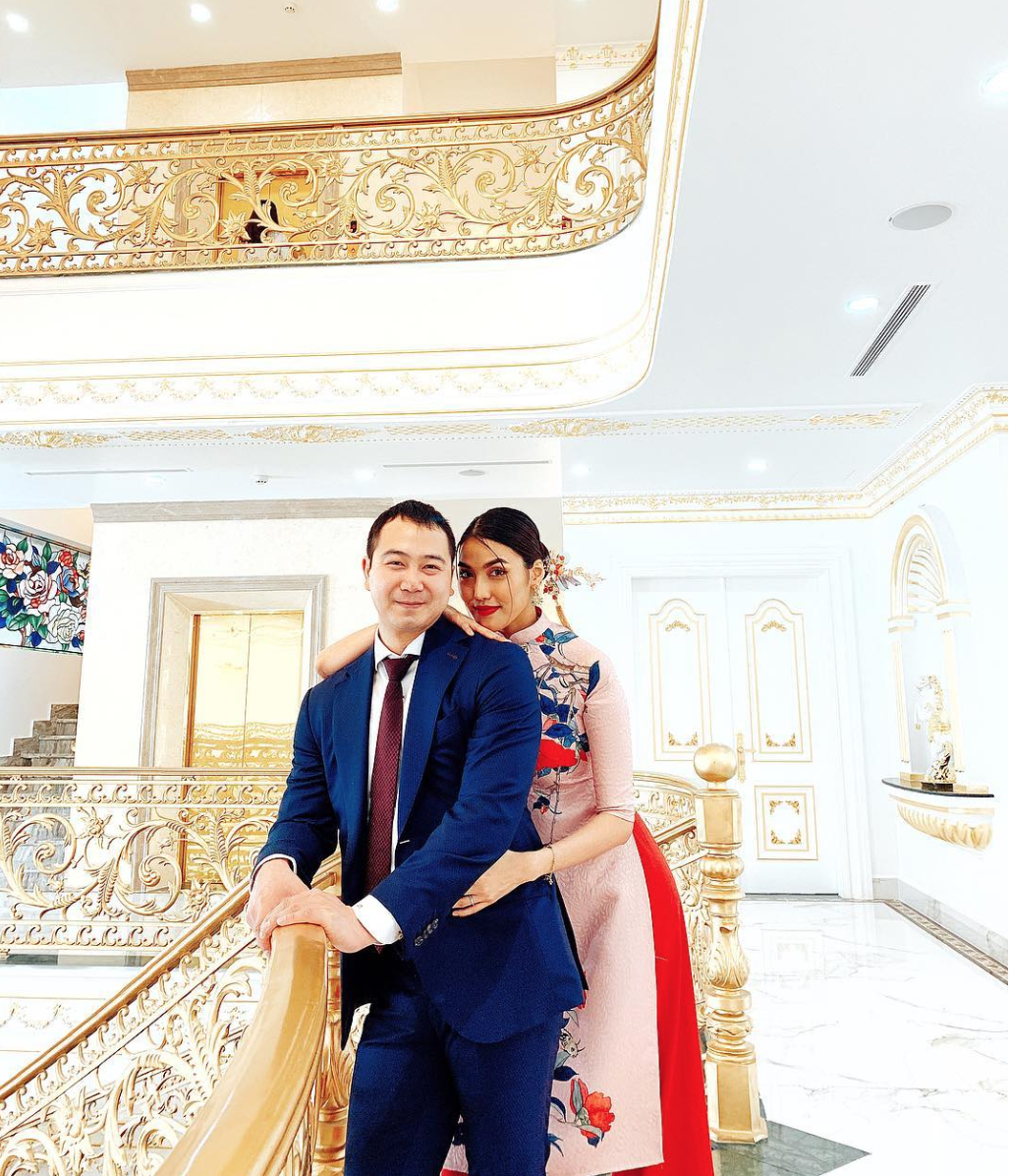 Mùng 1 Tết: Ngợp trời sao diện áo dài, nhưng nổi nhất là vợ chồng Hà Tăng và Lan Khuê với cơ ngơi dát vàng-4