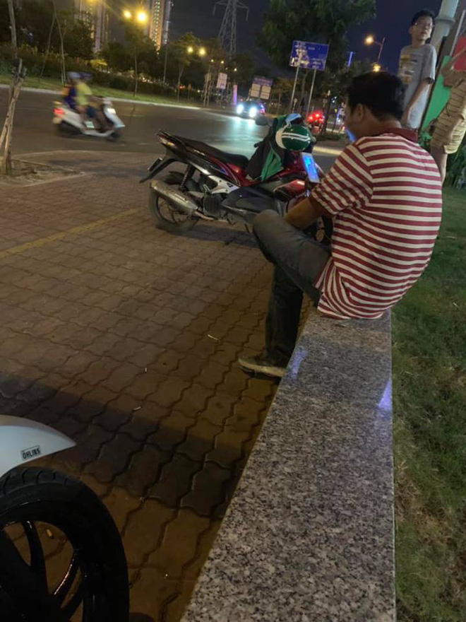 Người đàn ông vội cởi áo Grab trong đêm giao thừa và cuộc điện thoại khiến tất cả cay mắt-1