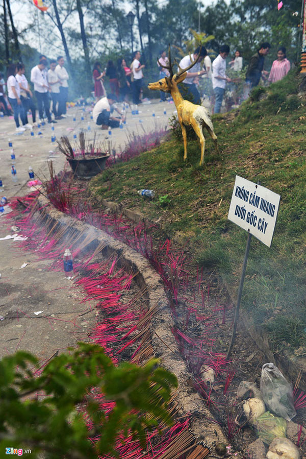 Kiểu xả rác kỳ cục sau khi làm lễ ngày Tết-11