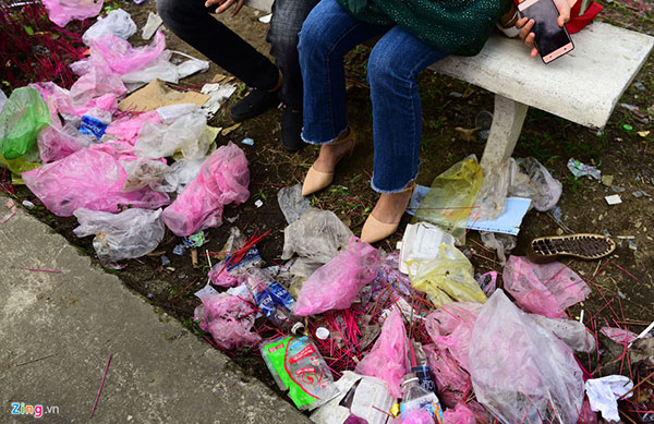 Kiểu xả rác kỳ cục sau khi làm lễ ngày Tết-12
