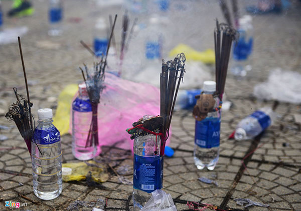 Kiểu xả rác kỳ cục sau khi làm lễ ngày Tết-3