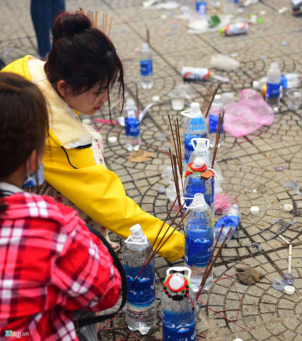 Kiểu xả rác kỳ cục sau khi làm lễ ngày Tết-4