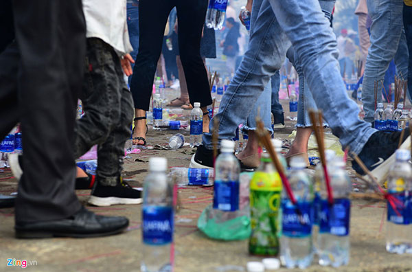 Kiểu xả rác kỳ cục sau khi làm lễ ngày Tết-6
