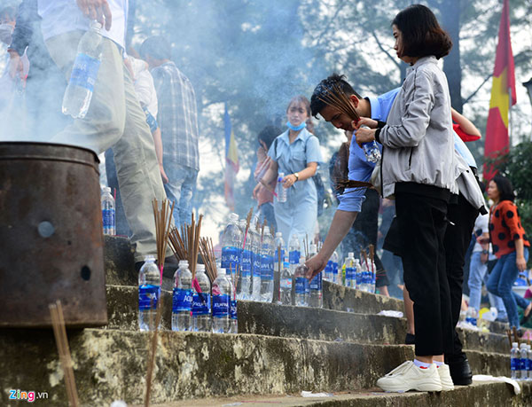 Kiểu xả rác kỳ cục sau khi làm lễ ngày Tết-7