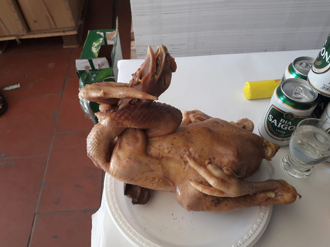 Ngày Tết cười không ngậm được mồm với những chú gà dáng trên mâm cúng: Dáng đứng lả lơi, mặt biểu cảm hài hước-5