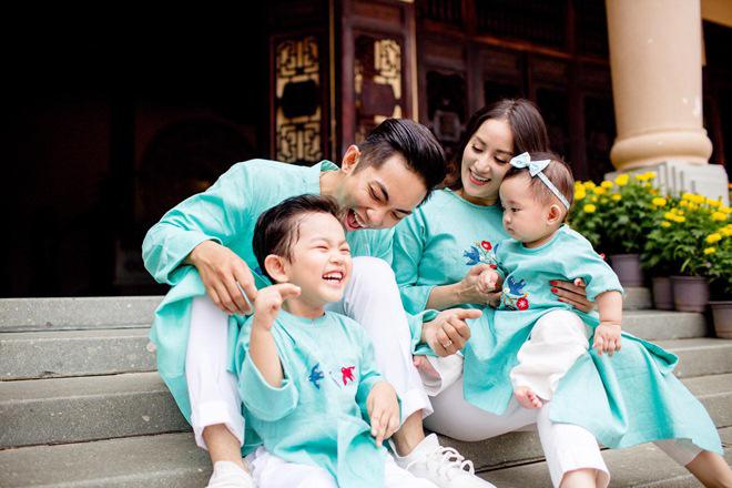 Chênh 12 tuổi thì sao, ai cũng muốn một gia đình hạnh phúc cỡ này như Khánh Thi-Phan Hiển-6