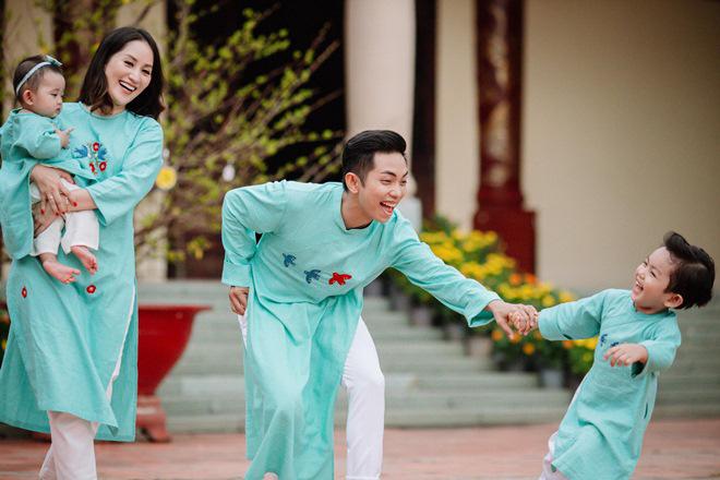 Chênh 12 tuổi thì sao, ai cũng muốn một gia đình hạnh phúc cỡ này như Khánh Thi-Phan Hiển-12