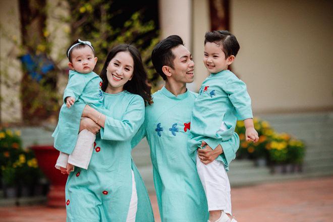 Chênh 12 tuổi thì sao, ai cũng muốn một gia đình hạnh phúc cỡ này như Khánh Thi-Phan Hiển-11