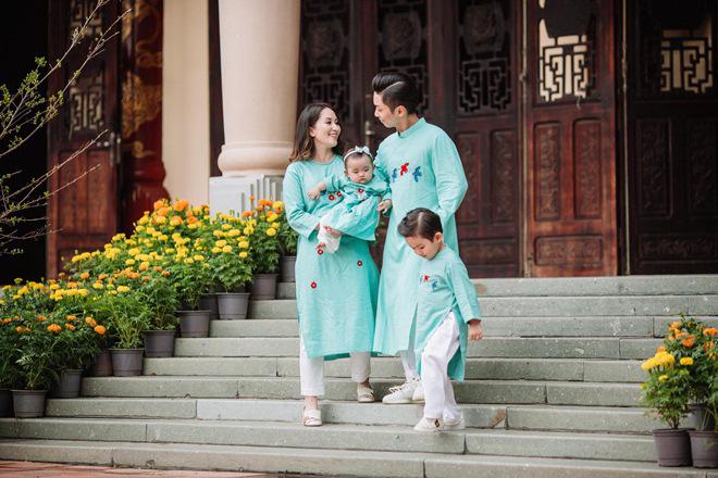 Chênh 12 tuổi thì sao, ai cũng muốn một gia đình hạnh phúc cỡ này như Khánh Thi-Phan Hiển-8