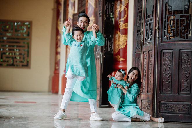 Chênh 12 tuổi thì sao, ai cũng muốn một gia đình hạnh phúc cỡ này như Khánh Thi-Phan Hiển-4