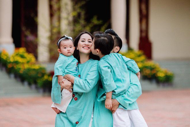 Chênh 12 tuổi thì sao, ai cũng muốn một gia đình hạnh phúc cỡ này như Khánh Thi-Phan Hiển-5