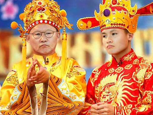 Liếc mắt sắc lẹm khi đi ngang couple đang âu yếm, chàng trai trở thành đề tài chế ảnh của dân mạng-7