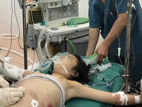 Tai nạn kinh hoàng mùng 1 Tết: Đi du xuân với gia đình, bé gái bị tàu lượn kéo lê vỡ gan lách nguy kịch