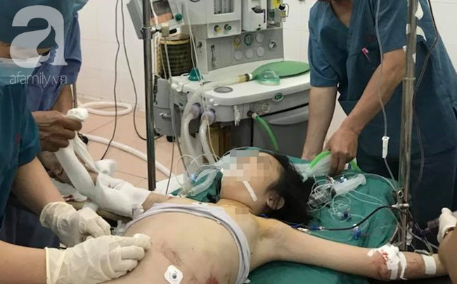 Tai nạn kinh hoàng mùng 1 Tết: Đi du xuân với gia đình, bé gái bị tàu lượn kéo lê vỡ gan lách nguy kịch-1