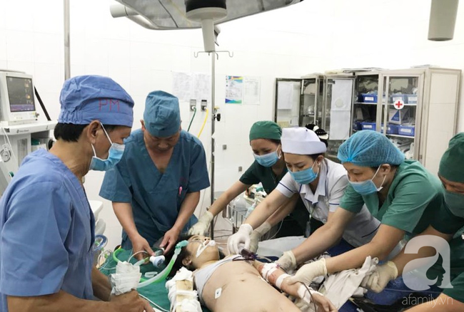 Tai nạn kinh hoàng mùng 1 Tết: Đi du xuân với gia đình, bé gái bị tàu lượn kéo lê vỡ gan lách nguy kịch-2