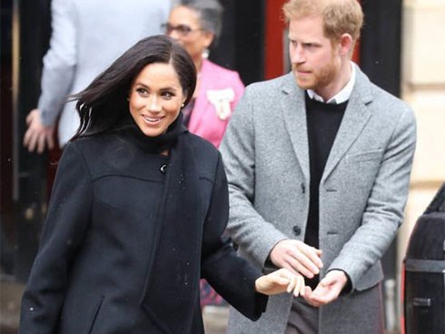 Chuyên gia lý giải việc Hoàng tử Harry thường xuyên tỏ ra khó chịu, cau mày khi xuất hiện bên cạnh vợ bầu Meghan