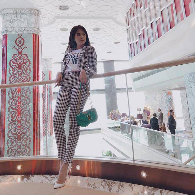 Diện cao gót nhưng không tự tin, hãy học bí kíp của Ngọc Trinh để sang chảnh miễn chê-1