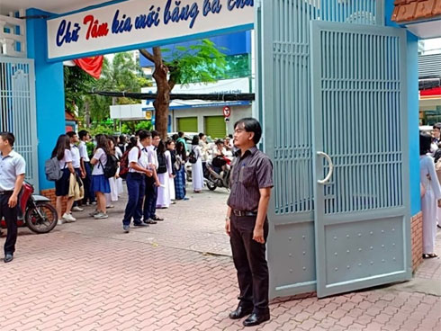 Mùng 3 Tết, chúng tôi kéo tới nhà cô nhưng chẳng biết nói gì-2