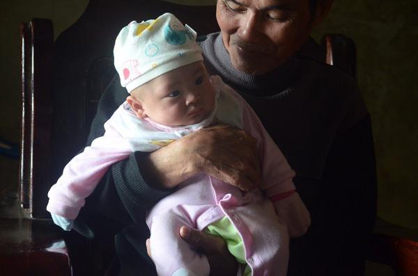 2 đứa trẻ mồ côi bố mẹ trong vụ cháy gần viện Nhi: Tết này bố mẹ ở đâu-3