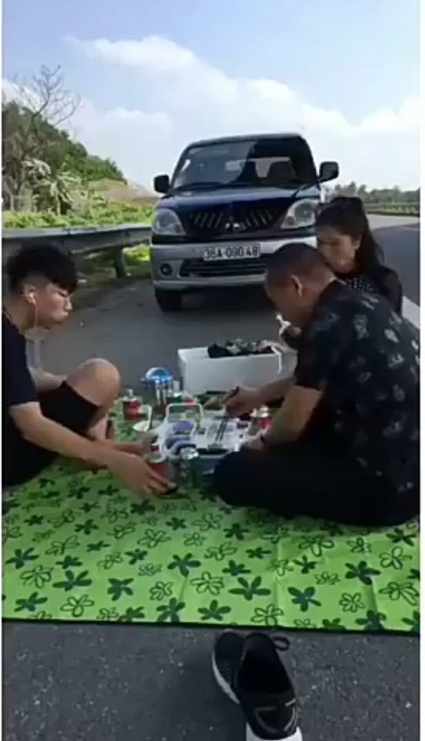 Truy tìm người đàn ông livestream ăn nhậu trong làn khẩn cấp cao tốc Nội Bài - Lào Cai-1