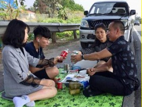 Tài xế dừng xe trên cao tốc ăn Tết bị phạt 5,5 triệu đồng, tước bằng 2 tháng giải thích lý do-2