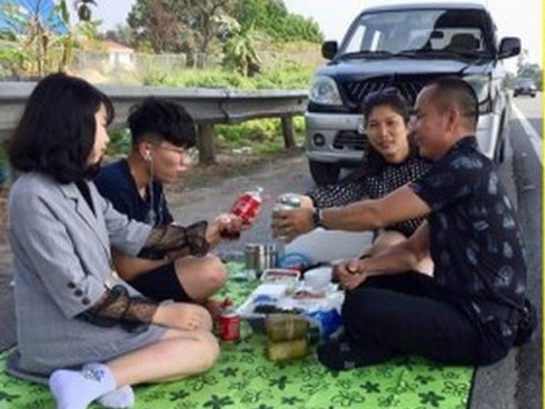 Truy tìm người đàn ông livestream ăn nhậu trong làn khẩn cấp cao tốc Nội Bài - Lào Cai