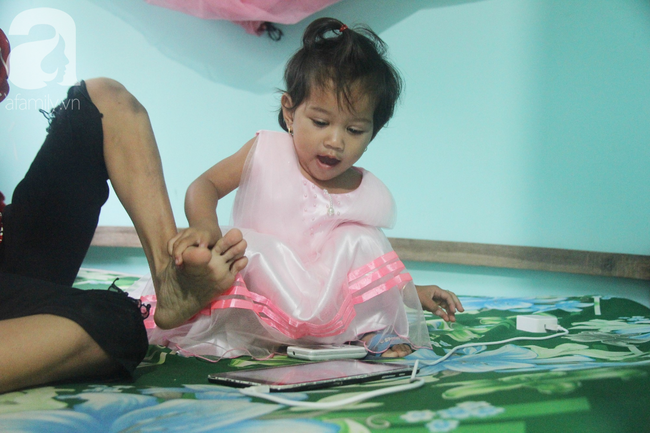 Người mẹ điên khum người, ú ớ cười đùa cùng đứa con gái nhỏ 15 tháng tuổi, Tết chỉ cần có vậy!-8