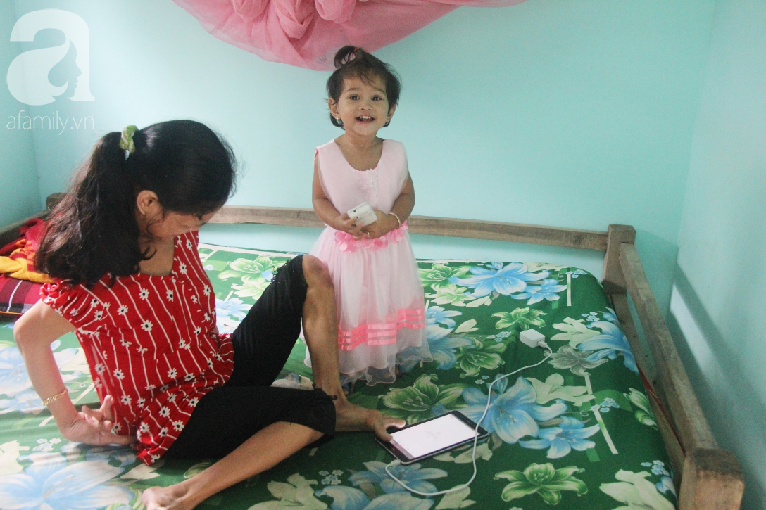 Người mẹ điên khum người, ú ớ cười đùa cùng đứa con gái nhỏ 15 tháng tuổi, Tết chỉ cần có vậy!-6