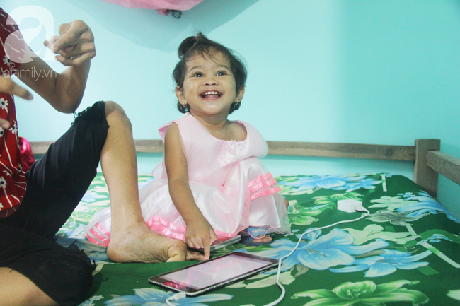 Người mẹ điên khum người, ú ớ cười đùa cùng đứa con gái nhỏ 15 tháng tuổi, Tết chỉ cần có vậy!-7