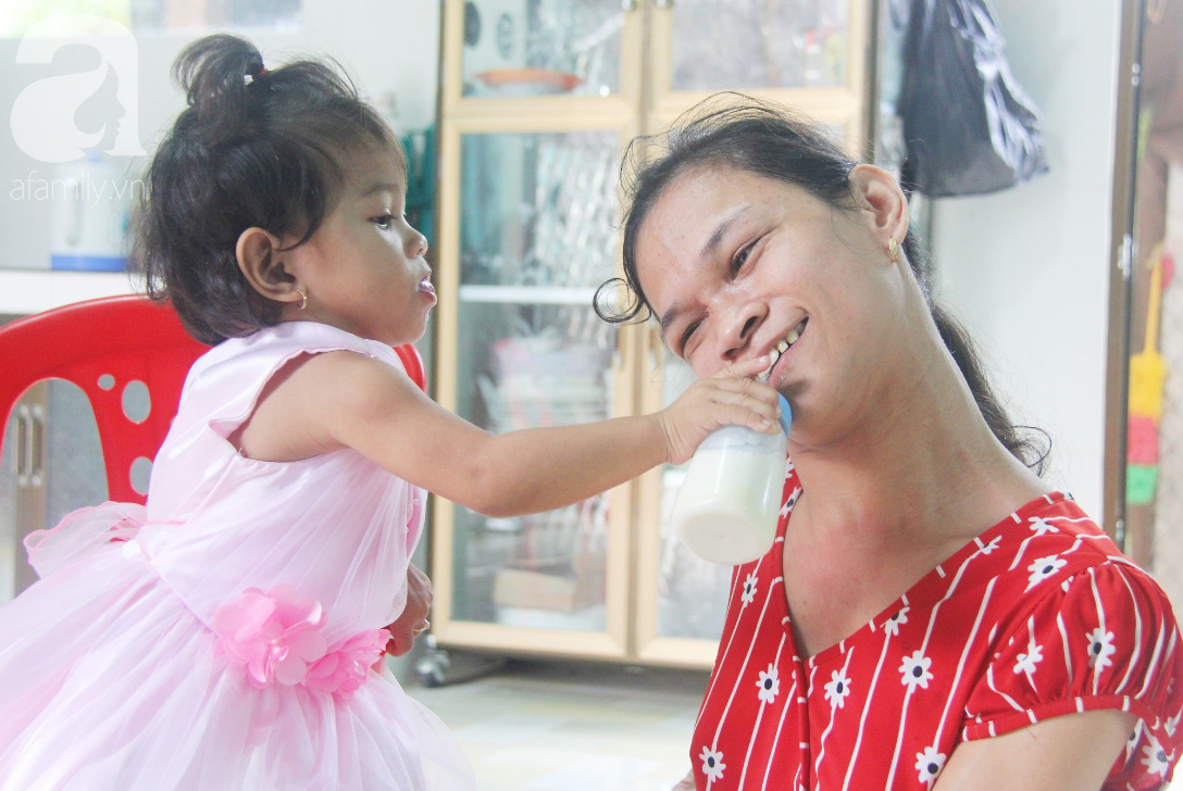 Người mẹ điên khum người, ú ớ cười đùa cùng đứa con gái nhỏ 15 tháng tuổi, Tết chỉ cần có vậy!-4