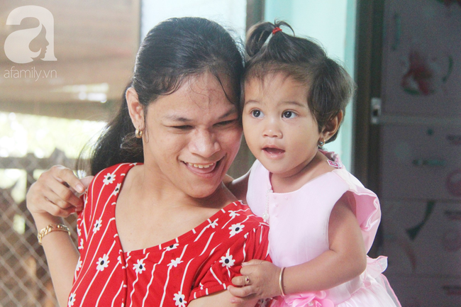 Người mẹ điên khum người, ú ớ cười đùa cùng đứa con gái nhỏ 15 tháng tuổi, Tết chỉ cần có vậy!-13