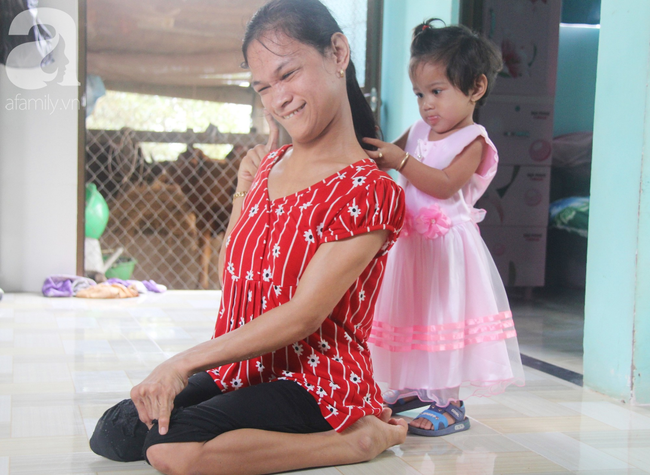 Người mẹ điên khum người, ú ớ cười đùa cùng đứa con gái nhỏ 15 tháng tuổi, Tết chỉ cần có vậy!-15