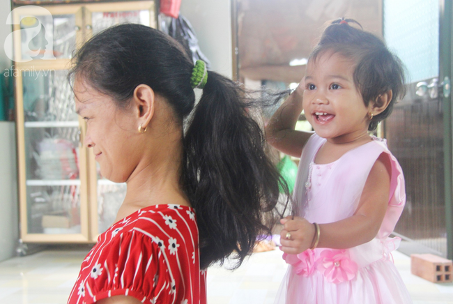 Người mẹ điên khum người, ú ớ cười đùa cùng đứa con gái nhỏ 15 tháng tuổi, Tết chỉ cần có vậy!-16