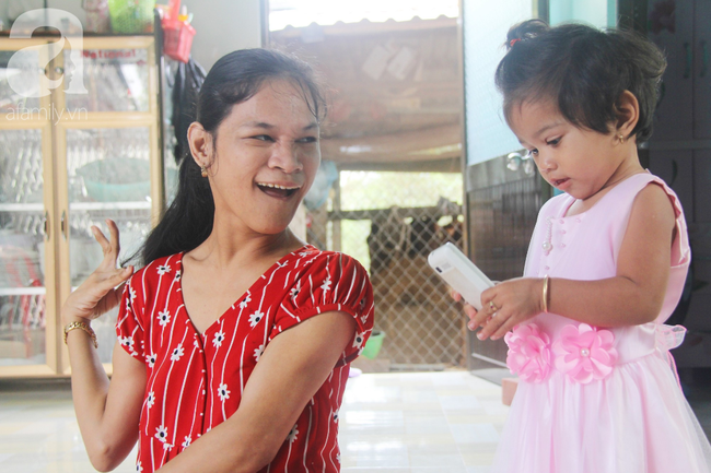 Người mẹ điên khum người, ú ớ cười đùa cùng đứa con gái nhỏ 15 tháng tuổi, Tết chỉ cần có vậy!-17