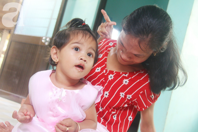 Người mẹ điên khum người, ú ớ cười đùa cùng đứa con gái nhỏ 15 tháng tuổi, Tết chỉ cần có vậy!-18