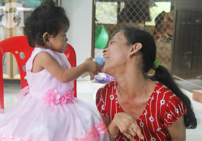 Người mẹ điên khum người, ú ớ cười đùa cùng đứa con gái nhỏ 15 tháng tuổi, Tết chỉ cần có vậy!-5