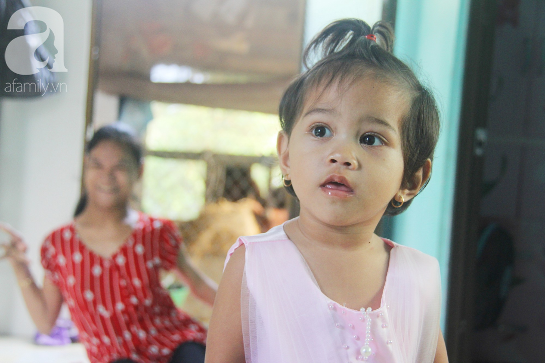 Người mẹ điên khum người, ú ớ cười đùa cùng đứa con gái nhỏ 15 tháng tuổi, Tết chỉ cần có vậy!-1