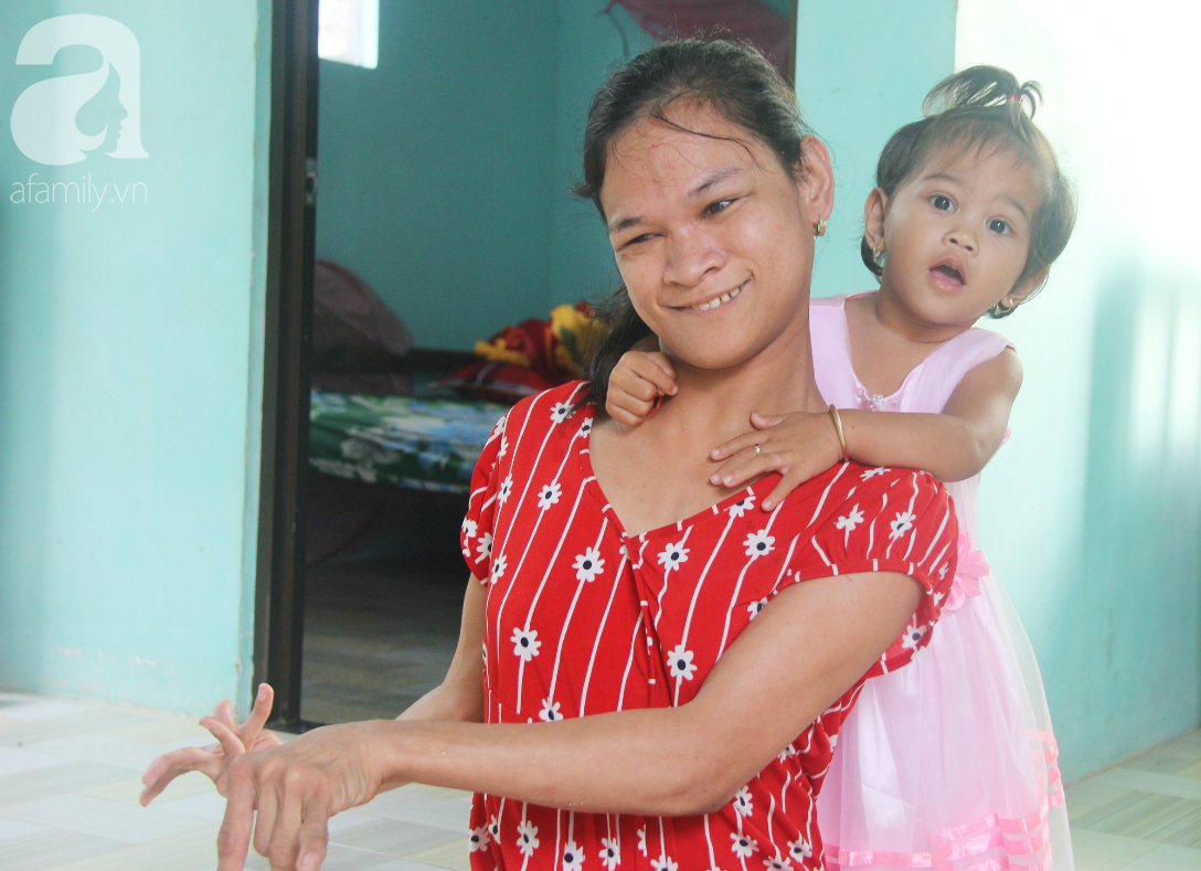 Người mẹ điên khum người, ú ớ cười đùa cùng đứa con gái nhỏ 15 tháng tuổi, Tết chỉ cần có vậy!-2