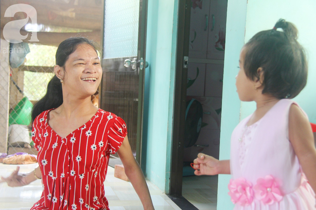 Người mẹ điên khum người, ú ớ cười đùa cùng đứa con gái nhỏ 15 tháng tuổi, Tết chỉ cần có vậy!-14