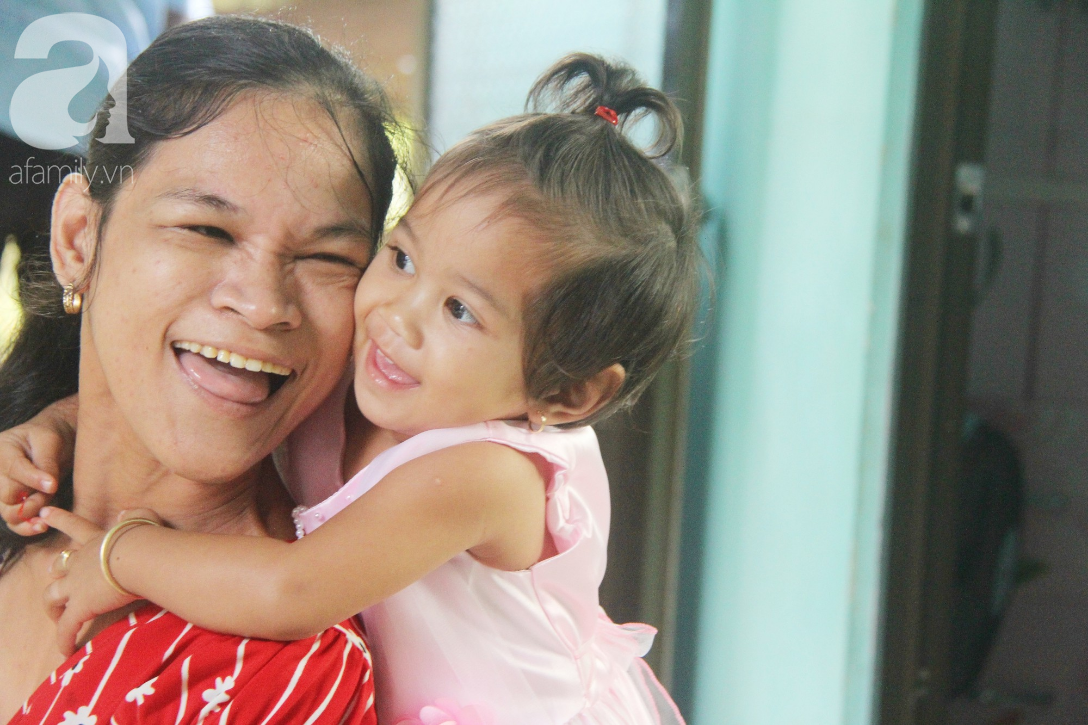 Người mẹ điên khum người, ú ớ cười đùa cùng đứa con gái nhỏ 15 tháng tuổi, Tết chỉ cần có vậy!-3