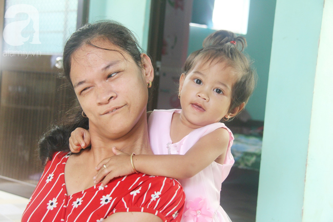 Người mẹ điên khum người, ú ớ cười đùa cùng đứa con gái nhỏ 15 tháng tuổi, Tết chỉ cần có vậy!-9