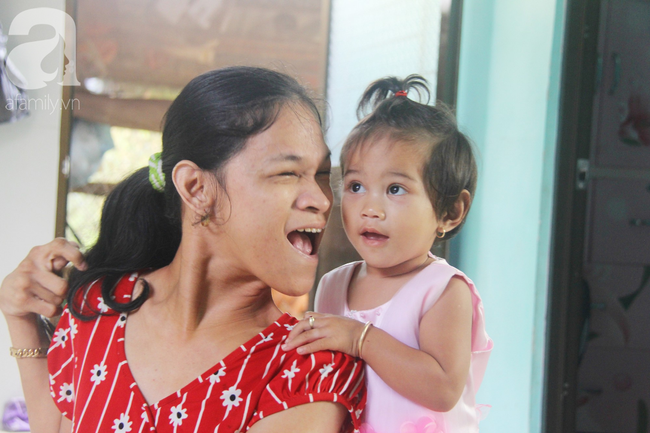 Người mẹ điên khum người, ú ớ cười đùa cùng đứa con gái nhỏ 15 tháng tuổi, Tết chỉ cần có vậy!-10