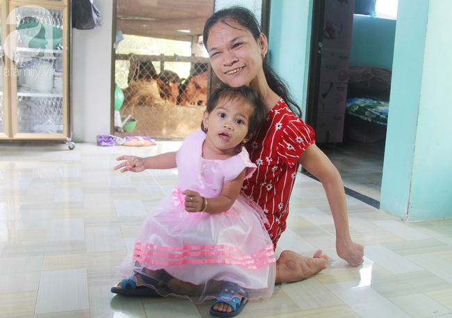 Người mẹ điên khum người, ú ớ cười đùa cùng đứa con gái nhỏ 15 tháng tuổi, Tết chỉ cần có vậy!-11