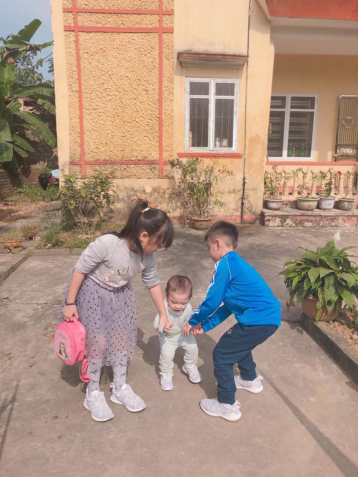 Về quê chúc Tết, Hằng Túi mặc váy hiệu đi dép lê đầu têu các con chơi lò cò khiến ông xã khiếp vía-4