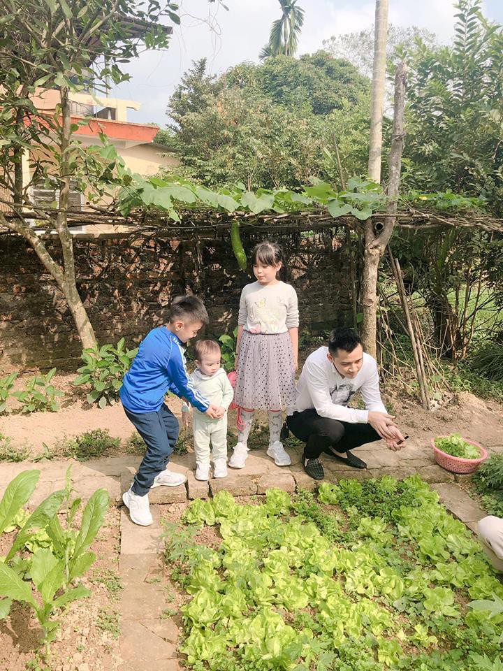 Về quê chúc Tết, Hằng Túi mặc váy hiệu đi dép lê đầu têu các con chơi lò cò khiến ông xã khiếp vía-1