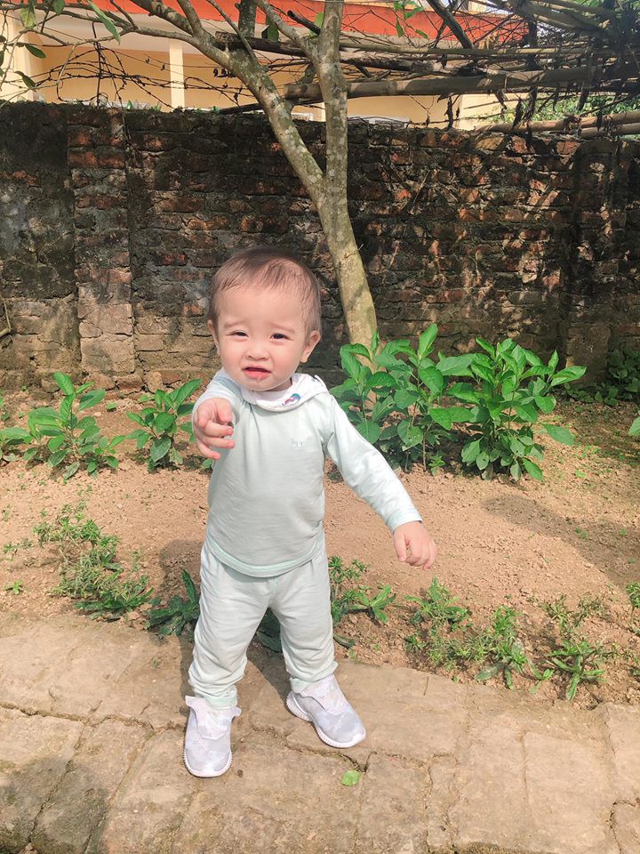 Về quê chúc Tết, Hằng Túi mặc váy hiệu đi dép lê đầu têu các con chơi lò cò khiến ông xã khiếp vía-3