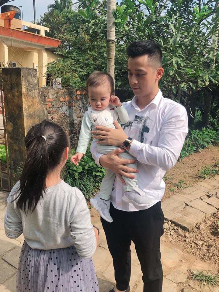 Về quê chúc Tết, Hằng Túi mặc váy hiệu đi dép lê đầu têu các con chơi lò cò khiến ông xã khiếp vía-2