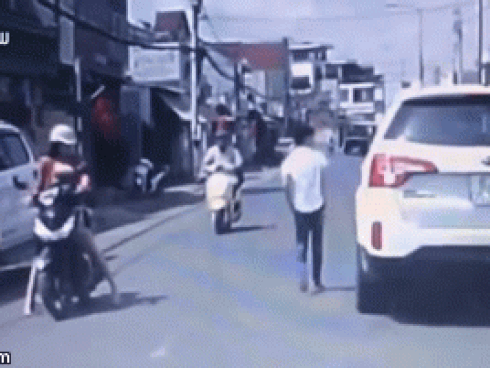 Tài xế ô tô thẳng tay tát người phụ nữ sau va chạm với bé trai: Nếu biết em ở đâu tôi sẽ đến tận nhà xin lỗi. Mong mọi người bỏ qua cho tôi-2