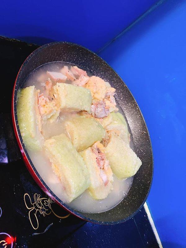 Cả đời không ăn nổi một miếng bánh chưng, vừa mang rán với nước lọc đã bay vèo” cả cái-2